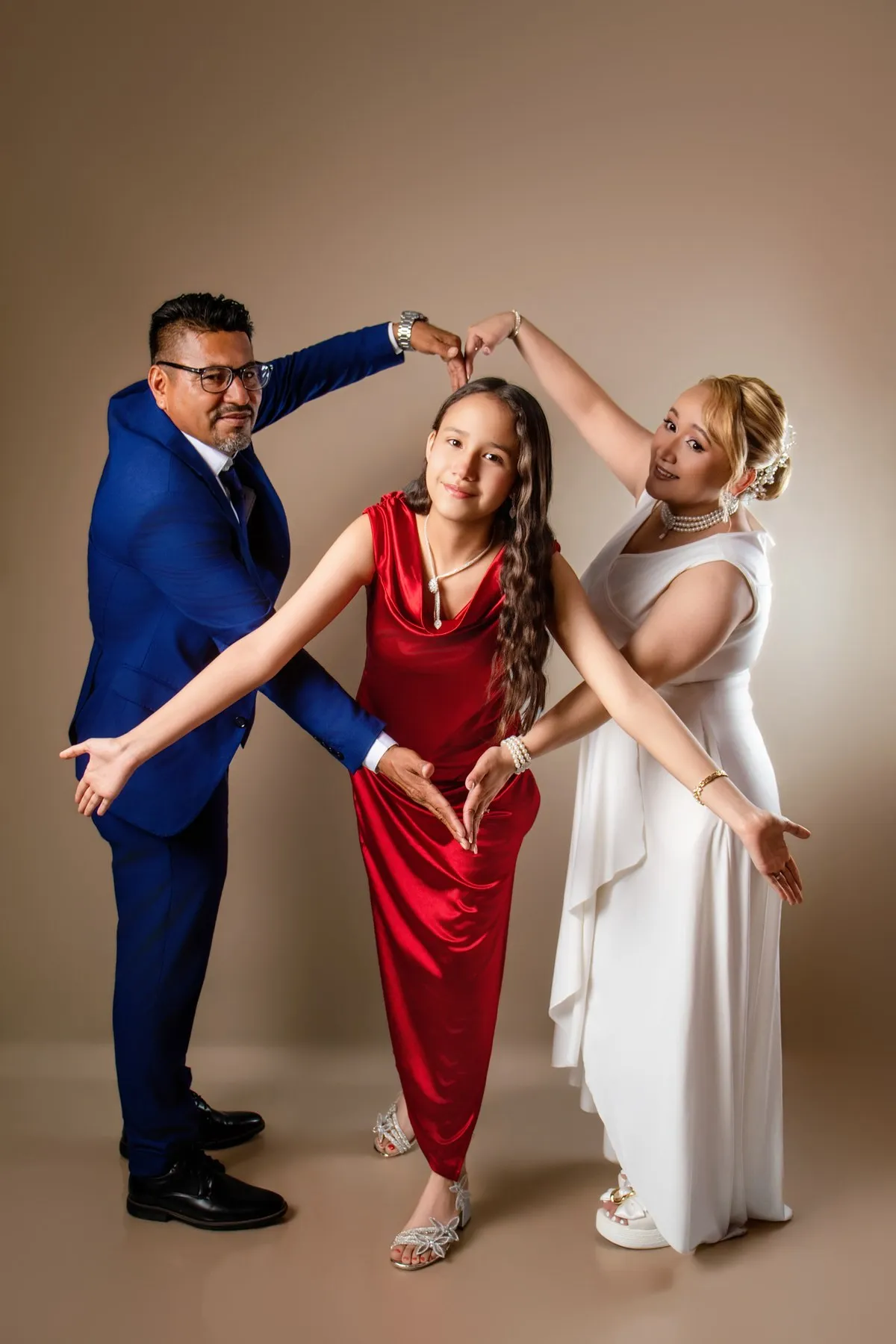 Los novios bailando con su hija